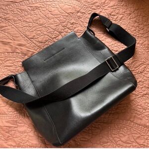 Everlane Black Leather Messenger Bag